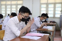 Học sinh theo học hệ song bằng đang rất hoang mang ngay trước thềm kỳ thi chuyển cấp. (Ảnh: SƠN BÁCH)