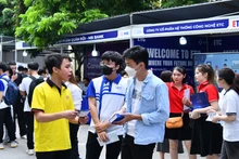 Các bạn sinh viên tìm hiểu về cơ hội việc làm, thực tập tại các doanh nghiệp, phòng thí nghiệm công nghệ tại ngày hội.