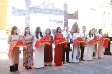 Cắt băng khai mạc phòng trưng bày chuyên đề “Một số tư liệu về áo dài Huế xưa và nay”.