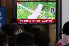 Người dân Seoul theo dõi tin tức liên quan vụ phóng của Triều Tiên tại phòng chờ ga Seoul, ngày 5/6/2022. (Ảnh: Yonhap)