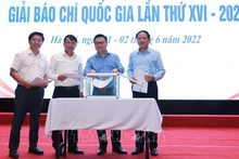 Chủ tịch Hội đồng Giải báo chí quốc gia, Chủ tịch Hội đồng Chung khảo Giải báo chí Quốc gia lần thứ XVI - năm 2021 Lê Quốc Minh, Phó Chủ tịch Thường trực Nguyễn Đức Lợi, Phó Chủ tịch Trần Thanh Lâm, Phó Chủ tịch Phạm Anh Tuấn bỏ phiếu chấm Chung khảo. (Ảnh: Hoàng Hiếu/TTXVN)