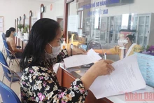 Người dân thực hiện thủ tục hành chính tại bộ phận một cửa UBND quận Bắc Từ Liêm.
