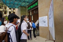 Các thí sinh tại Kỳ thi vào lớp 10 Trường trung học phổ thông chuyên Khoa học Tự nhiên năm 2022. (Ảnh: HUS)
