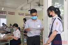 Các thí sinh tại điểm thi Trường trung học phổ thông Bùi Thị Xuân, quận 1, TP Hồ Chí Minh. )Ảnh: CAO TÂN)
