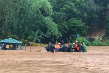 Lực lượng Bộ Chỉ huy quân sự tỉnh Sơn La tham gia di dời 13 hộ dân bản Phiêng Ngùa ra khỏi vùng lũ.