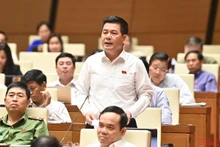 Bộ trưởng Công thương Nguyễn Hồng Diên phát biểu làm rõ một số vấn đề đại biểu Quốc hội nêu tại phiên chất vấn chiều 7/6. (Ảnh: LINH KHOA)