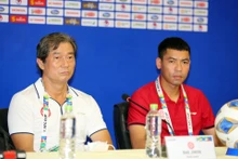 HLV Bae Ji-won cùng trung vệ Trương Văn Thiết tại buổi họp báo ngày 26/6. (Ảnh: VFF)