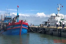 Tàu cá số hiệu TG 92008TS bị tạm giữ để xử lý theo quy định.