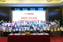 Các đồng chí PVTT nhận quyết định thành lập Văn phòng đại diện và cử làm Trưởng Văn phòng đại diện tại các địa phương. (Ảnh: Thành Đạt)
