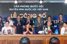 Chủ tịch Quốc hội Vương Đình Huệ cùng các đại biểu chứng kiến lễ ký thỏa thuận hợp tác giữa Truyền hình Quốc hội Việt Nam với các đơn vị. (Ảnh: DUY LINH)