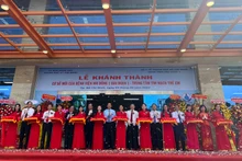 Cắt băng khánh thành cơ sở mới Bệnh viện Nhi Đồng 1 giai đoạn 1. 