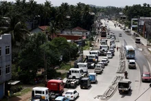 Hàng dài xe cộ xếp hàng xuyên đêm chờ mua dầu diesel và xăng ở Colombo, Sri Lanka, ngày 23/6/2022. (Ảnh: REUTERS)