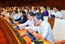 Đại biểu Quốc hội bấm nút biểu quyết thông qua dự án Luật Điện ảnh (sửa đổi), chiều 15/6. (Ảnh: LINH KHOA NGUYÊN)