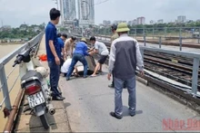 Lực lượng chức năng xử lý khu vực nền bị hư hỏng trên cầu Long Biên vào tháng 5/2022.
