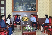 Tổng Biên tập Báo Nhân Dân Lê Quốc Minh tiếp đoàn đại biểu Liên hiệp các tổ chức hữu nghị Việt Nam. (Ảnh: ĐĂNG KHOA)