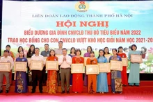 Các gia đình đón nhận danh hiệu "Gia đình công nhân viên chức Thủ đô tiêu biểu" năm 2022.