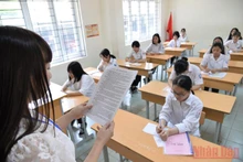 Thí sinh nghe phổ biến Quy chế tại Kỳ thi vào lớp 10 THPT công lập năm 2021. Ảnh: THUỶ NGUYÊN
