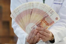 Đồng ruble của Nga tại Ngân hàng ở Seoul, Hàn Quốc. (Ảnh: YONHAP/TTXVN)
