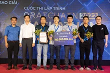 Bí thư Trung ương Đoàn, Chủ tịch Hội Sinh viên Việt Nam Nguyễn Minh Triết (thứ 2 từ trái sang) và các thí sinh đội tuyển 1877 tại Lễ trao giải Cuộc thi.