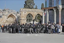 Đụng độ giữa lực lượng an ninh Israel và người Palestine tại Đền thờ Al Aqsa (còn được gọi là Núi Đền) ở Đông Jerusalem ngày 15/4/2022. (Ảnh: AFP/TTXVN)