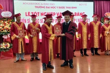 Lãnh đạo Trường Đại học Y Dược Thái Bình trao bằng tốt nghiệp sau đại học cho các học viên.