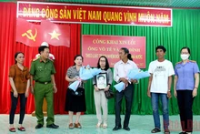 Đại diện Cơ quan Cảnh sát điều tra, Công an Bình Thuận và Viện Kiểm sát nhân dân tỉnh Bình Thuận cùng xin lỗi và trao hoa cho gia đình ông Võ Tê.