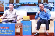 Chủ tịch Tổng Liên đoàn Lao động Việt Nam Nguyễn Đình Khang tham gia trả lời câu hỏi của công nhân, lao động về vấn đề nhà ở.