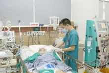 Bệnh nhân đang điều trị tích cực tại Bệnh viện Bạch Mai. 
