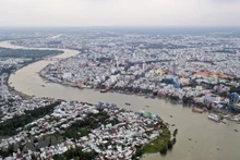 TP Cần Thơ phát triển dọc theo hai bên bờ sông Hậu. (Ảnh: TTXVN)