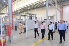 Đoàn công tác tham quan nhà máy nước tinh khiết, hoa quả và thảo dược Núi Tiên. (Ảnh: THÀNH CƯỜNG)