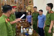 Đọc lệnh bắt tạm giam đối với ông Lò Văn Chiến, Trưởng khoa Dược Bệnh viện Đa khoa tỉnh Sơn La về hành vi nhận hối lộ.