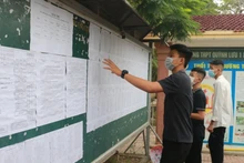 Kiểm tra lại số báo danh trước khi vào phòng thi. (Ảnh: Đức Anh)