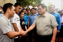 Thủ tướng Phạm Minh Chính thăm công nhân tại Bắc Giang. (Ảnh: Trần Hải)