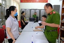 Phòng Cảnh sát kinh tế, Công an tỉnh Cao Bằng thi hành lệnh bắt bị can Lê Thị Hồng Thủy (áo trắng) vì hành vi mua bán hóa đơn.