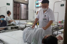 TS Dương Minh Tâm, Trưởng phòng Rối loạn stress, Viện Sức khỏe Tâm thần, Bệnh viện Bạch Mai thăm khám cho một bệnh nhân bị stress học đường. 