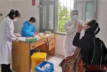 Lấy mẫu xét nghiệm Covid-19 tại Trung tâm Kiểm soát bệnh tật tỉnh Lâm Đồng.
