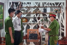 Cơ quan cảnh sát điều tra, Công an thành phố Đà Nẵng đọc quyết định khởi tố vụ án, khởi tố bị can, bắt tạm giam đối với ông Tôn Thất Thạnh, chiều 20/6.