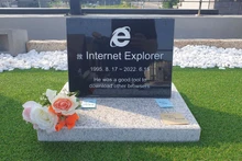 Bia tưởng niệm của trình duyệt Internet Explorer, do kỹ sư phần mềm Jung Ki-young của Hàn Quốc tạo ra, được chụp tại tầng thượng của một quán cà phê ở Gyeongju, Hàn Quốc, ngày 17/6. Ảnh: Jung Ki-Young qua REUTERS.