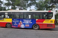 Xe buýt dán quảng cáo không phù hơp tại Hà Nội (Ảnh: Internet)