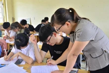 Hướng dẫn học sinh lớp 12, Trường Trung học phổ thông Bình Trung (Chợ Đồn) ôn luyện thi tốt nghiệp. (Ảnh: Thu Trang)