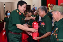 Thiếu tướng Nguyễn Văn Gấu trao quà của Bộ Quốc phòng tặng các đại biểu người có công với cách mạng tỉnh Bắc Kạn. Ảnh: Báo Quân đội nhân dân