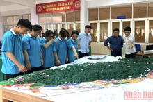 Tham quan mô hình sa bàn 3D có sự tham gia xây dựng của cộng đồng trong vùng.