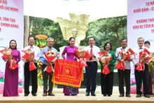 Đồng chí Nguyễn Văn Nên tặng hoa cho các đồng chí nguyên Bí thư Đảng ủy Khối Dân-Chính-Đảng Thành phố Hồ Chí Minh.