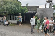 Người dân trong xã tới thăm hỏi, hỗ trợ gia đình nạn nhân bị chết do sét đánh.