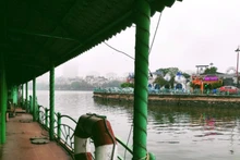 Tàu thuyền hoen gỉ tại Đầm Bảy. 
