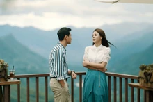 Các diễn viên Thanh Sơn và Lương Thu Trang trong phim. (Ảnh: VFC cung cấp)