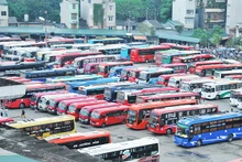 Các doanh nghiệp vận tải gặp nhiều khó khăn khi giá nhiên liệu tăng cao. Ảnh: NAM ANH