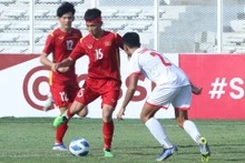 Đình Bắc phải băng bó đầu sau va chạm với cầu thủ Philippines. (Ảnh: VFF)