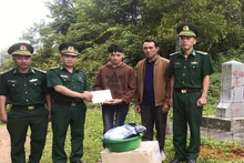 Bộ đội Biên phòng Sơn La tặng quà hỗ trợ em Lường Văn Sặn tại cột Mốc 187.