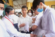 Bộ trưởng Giáo dục và Đào tạo Nguyễn Kim Sơn chúc thí sinh tự tin trước giờ vào thi.